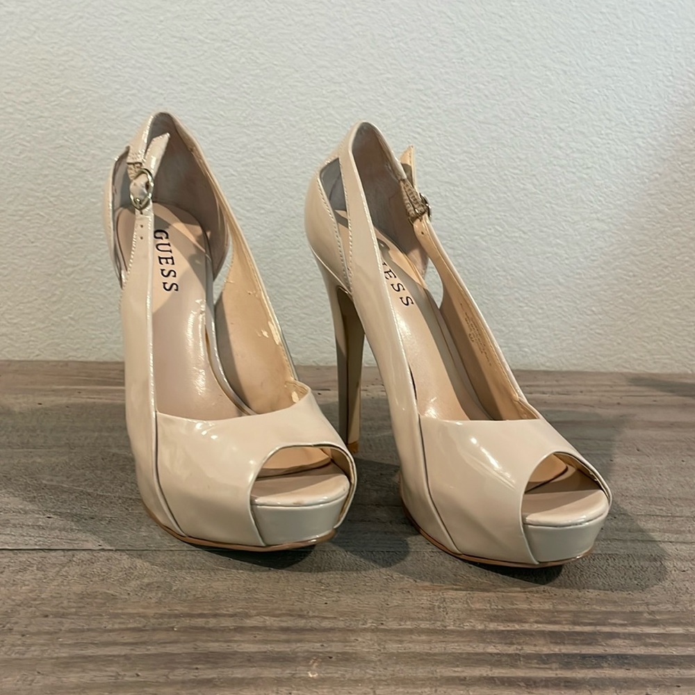 Gently used side buckle guess pumps size 6